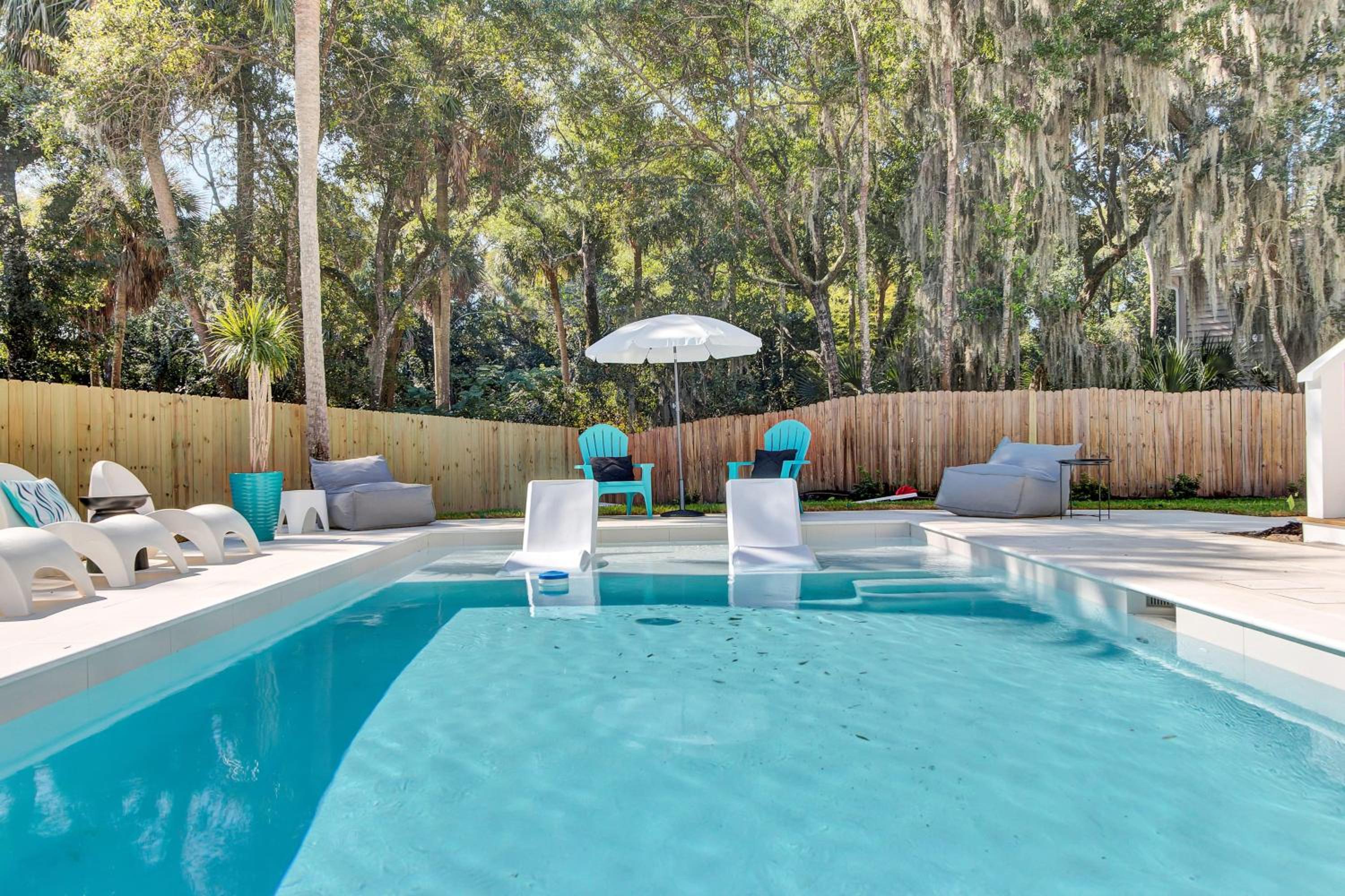 Southern Oasis by AvantStay 0.5mi Walk to the Beach Pool Patio Large Yard