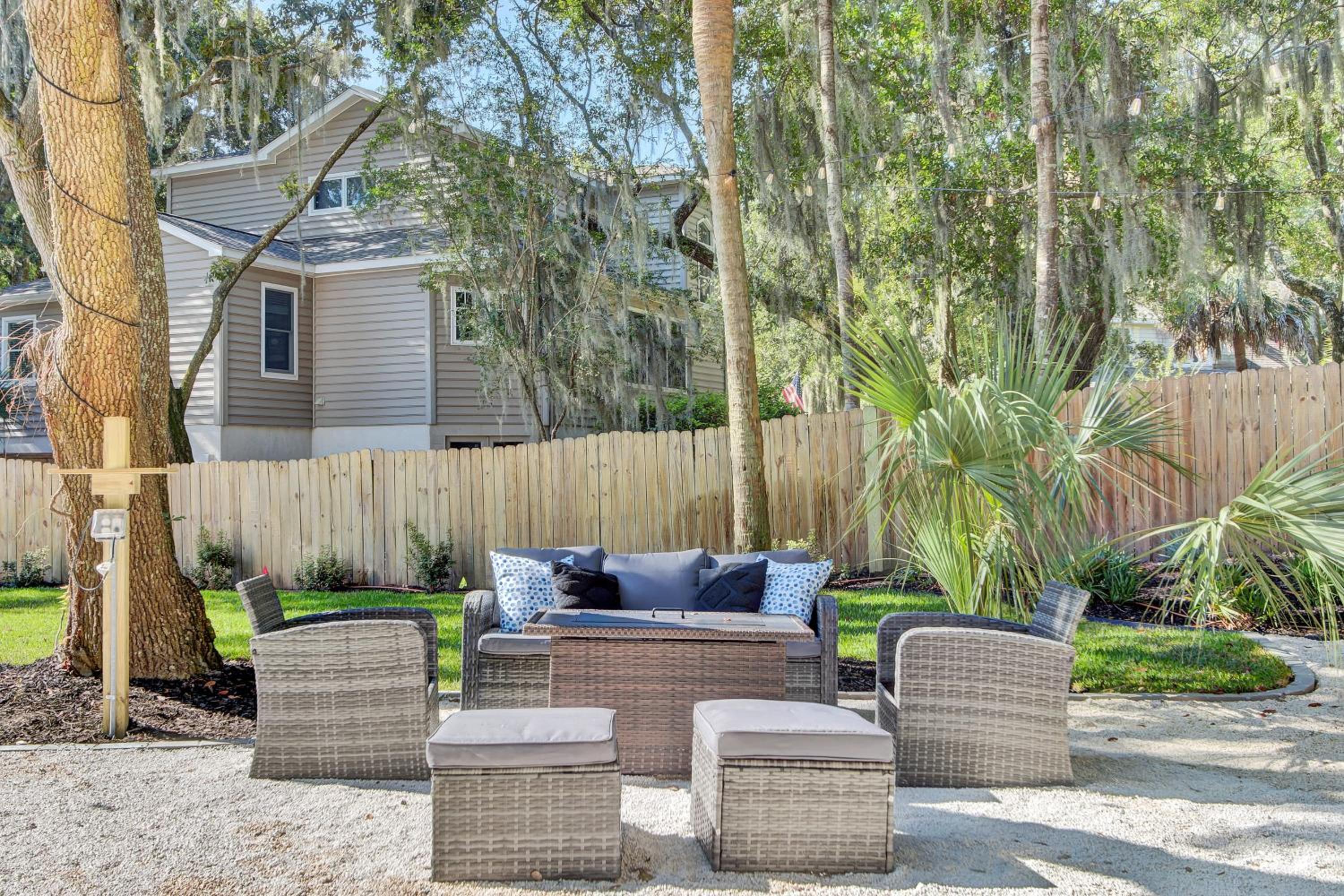 Southern Oasis by AvantStay 0.5mi Walk to the Beach Pool Patio Large Yard