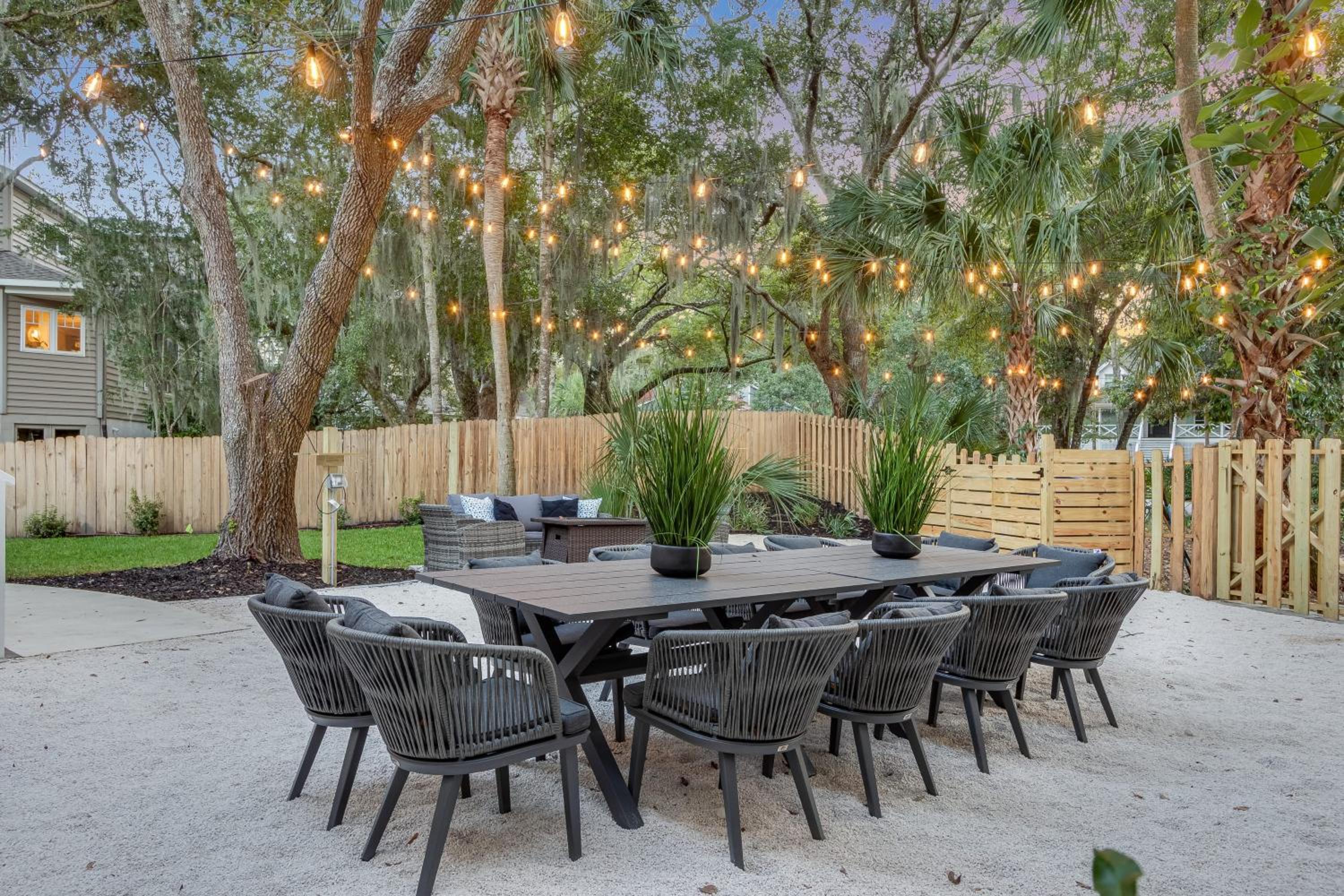 Southern Oasis by AvantStay 0.5mi Walk to the Beach Pool Patio Large Yard