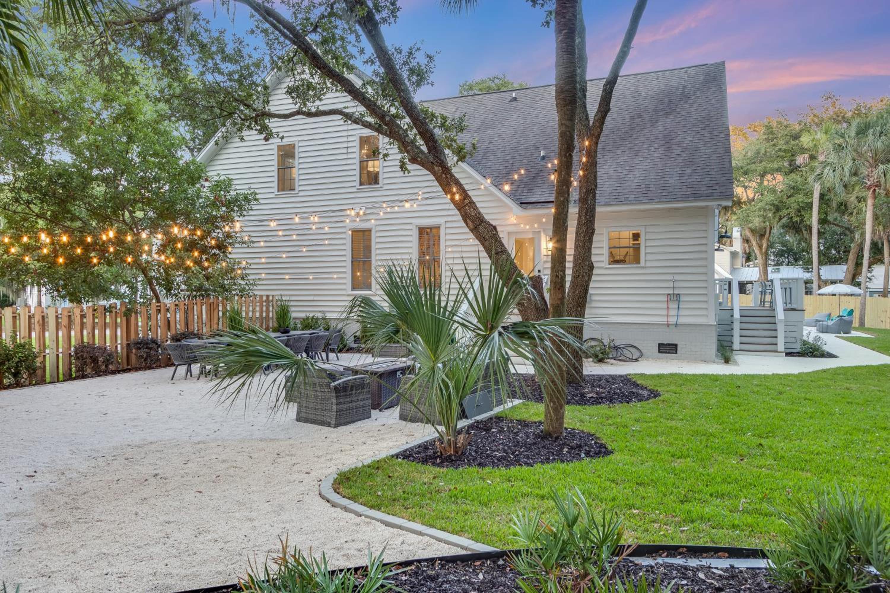 Southern Oasis by AvantStay 0.5mi Walk to the Beach Pool Patio Large Yard