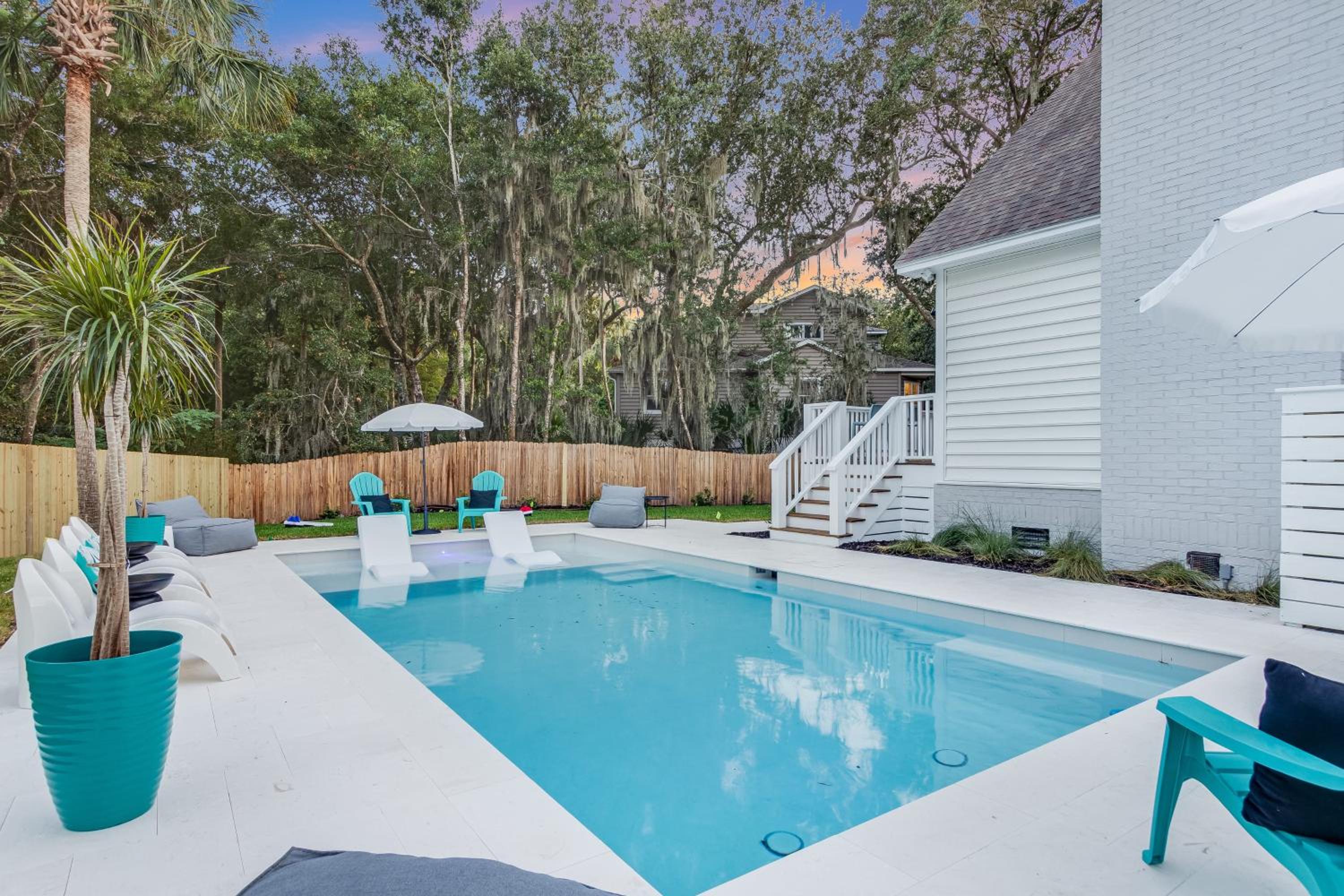 Southern Oasis by AvantStay 0.5mi Walk to the Beach Pool Patio Large Yard