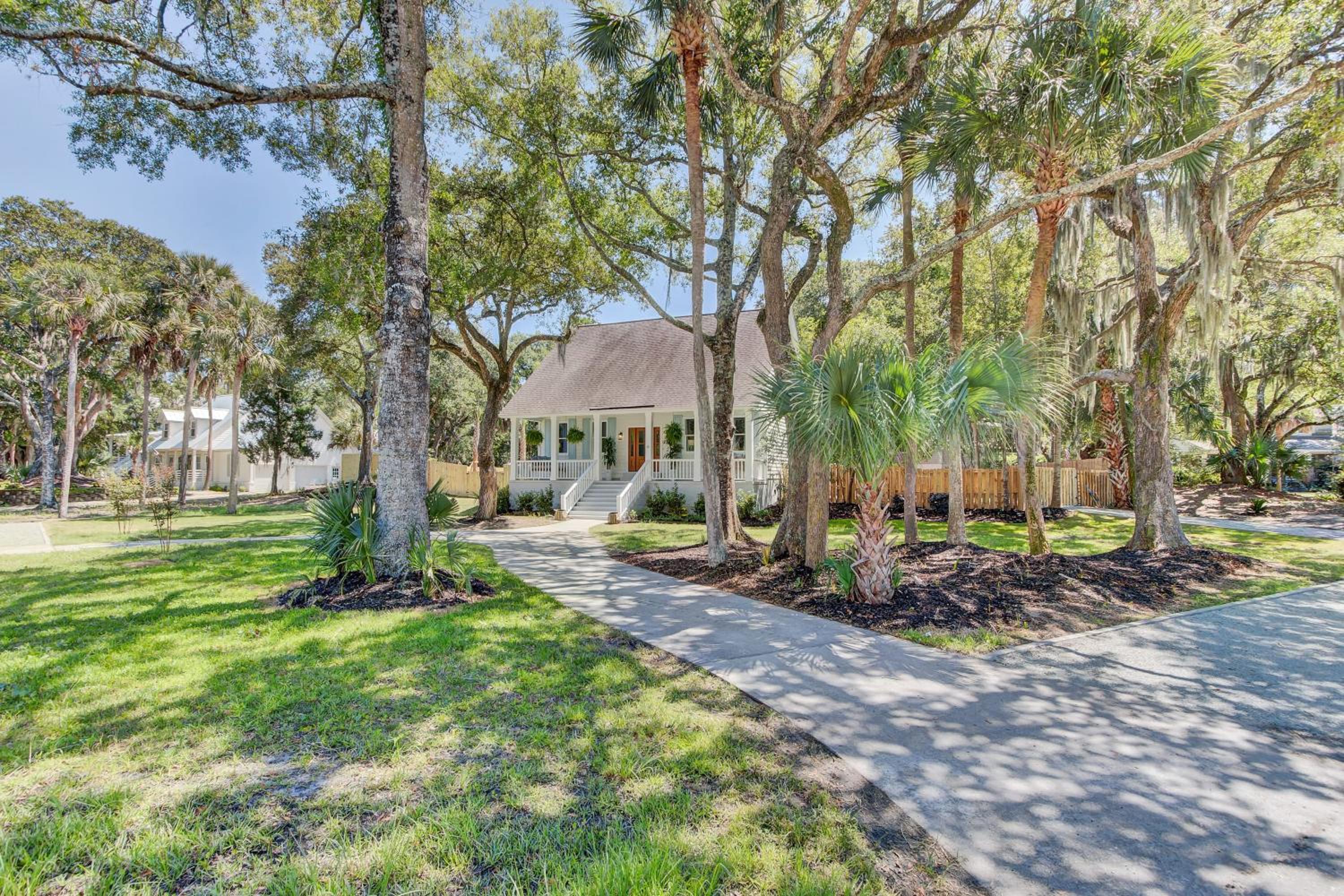 Southern Oasis by AvantStay 0.5mi Walk to the Beach Pool Patio Large Yard