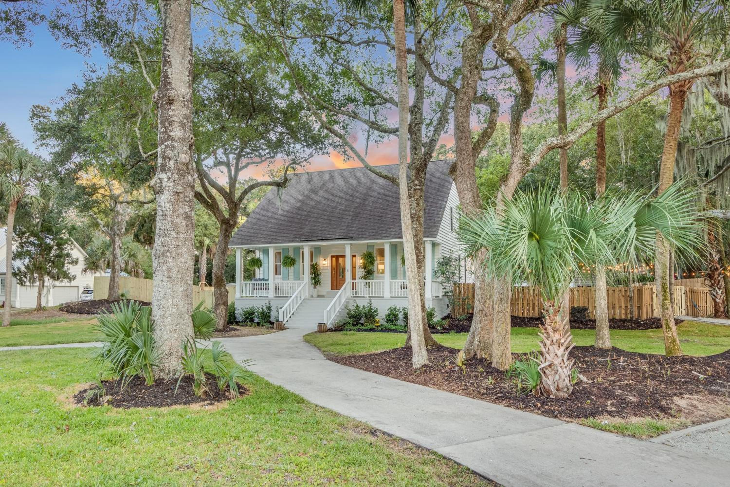 Southern Oasis by AvantStay 0.5mi Walk to the Beach Pool Patio Large Yard