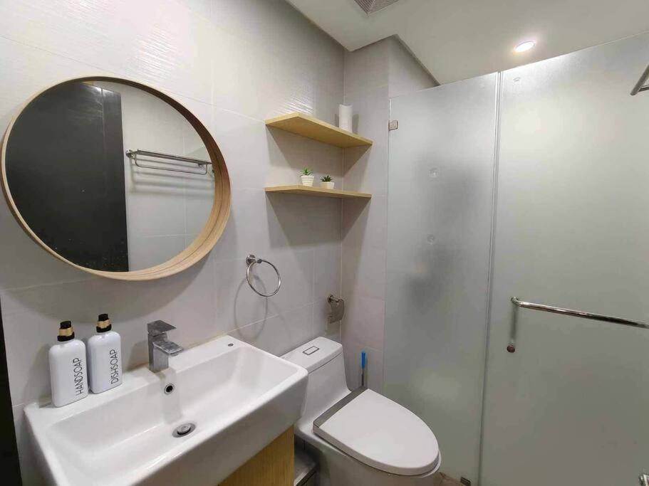BaseLine Premier 1-Bedroom 17th view 2