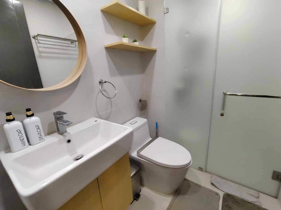 BaseLine Premier 1-Bedroom 17th view 3
