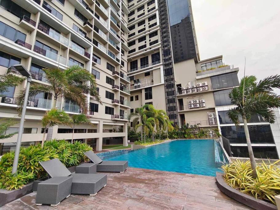 BaseLine Premier 1-Bedroom 17th view 4