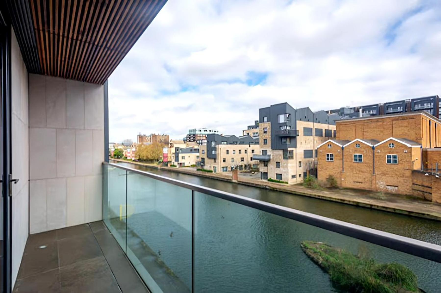 Londwell, Kings Cross & Pentonville Luxury Balcony Apartment