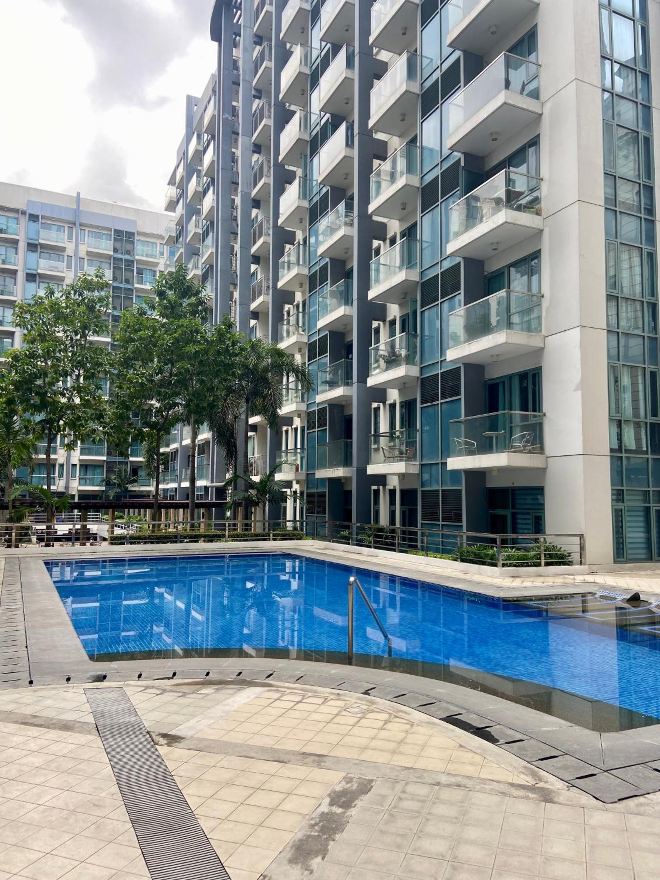 Two Palm Tree Studio Near Resorts World NAIA T3