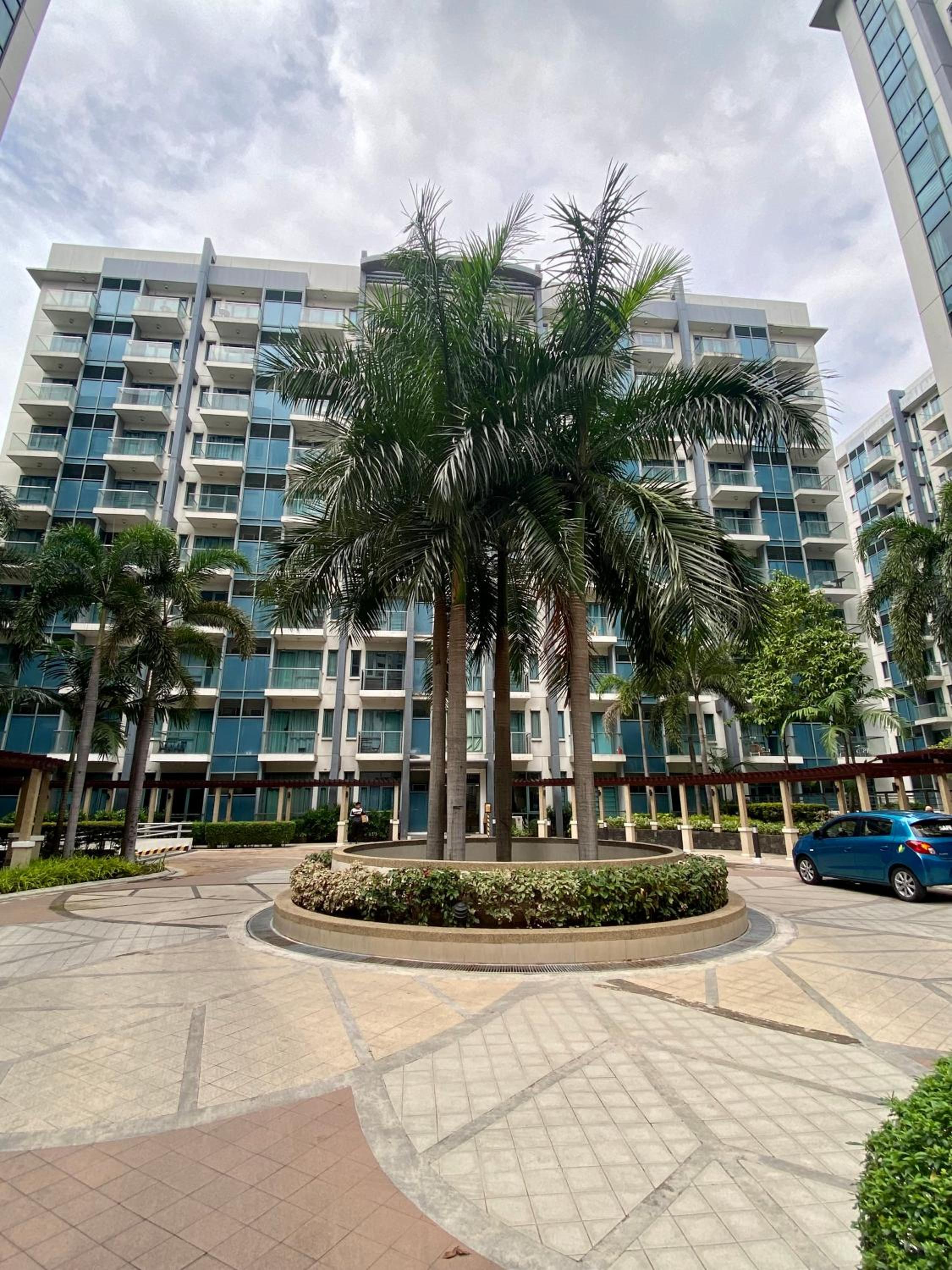 Two Palm Tree Studio Near Resorts World NAIA T3