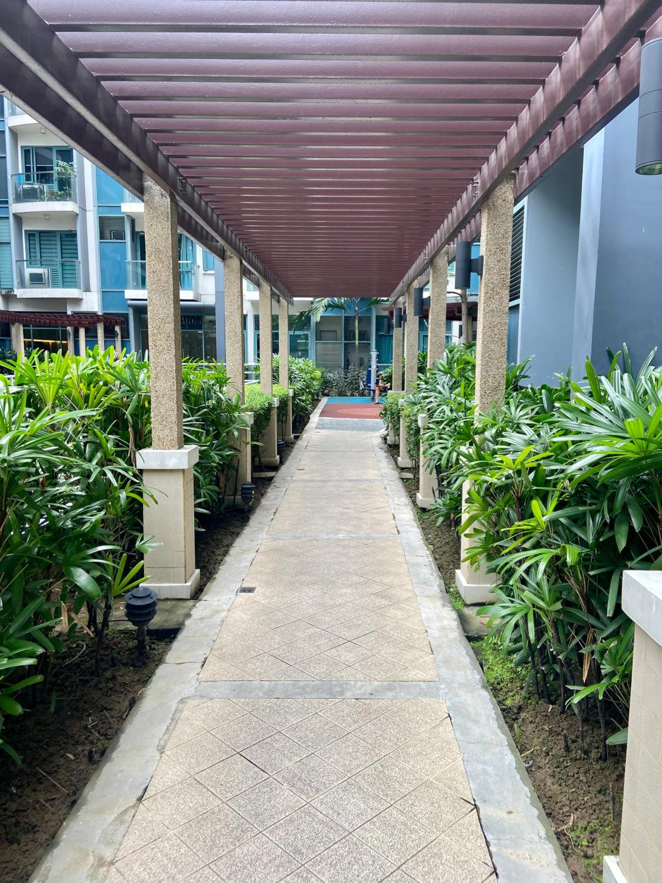 Two Palm Tree Studio Near Resorts World NAIA T3