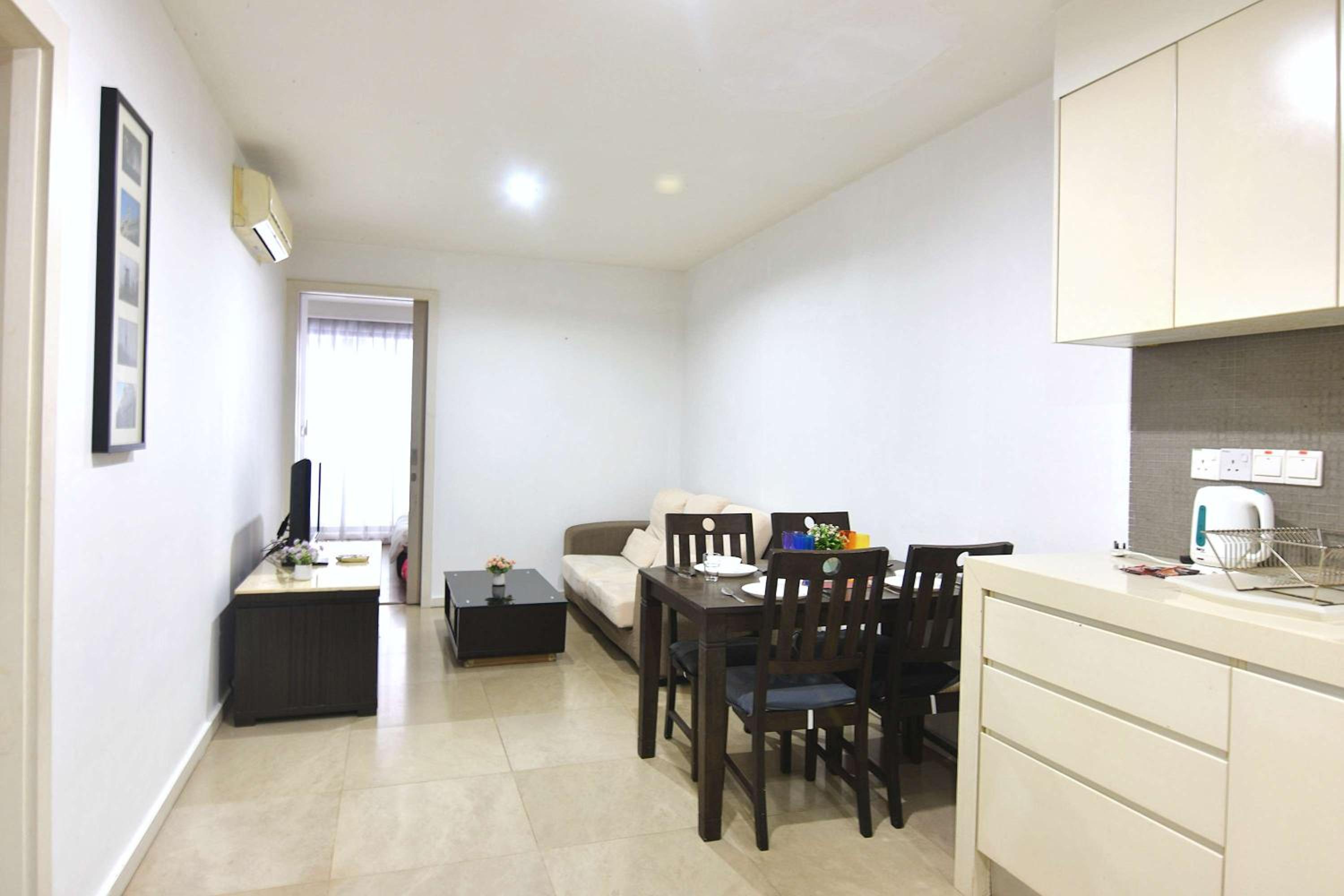 Modern 2BR Fairlane Retreat Steps from Lot 10