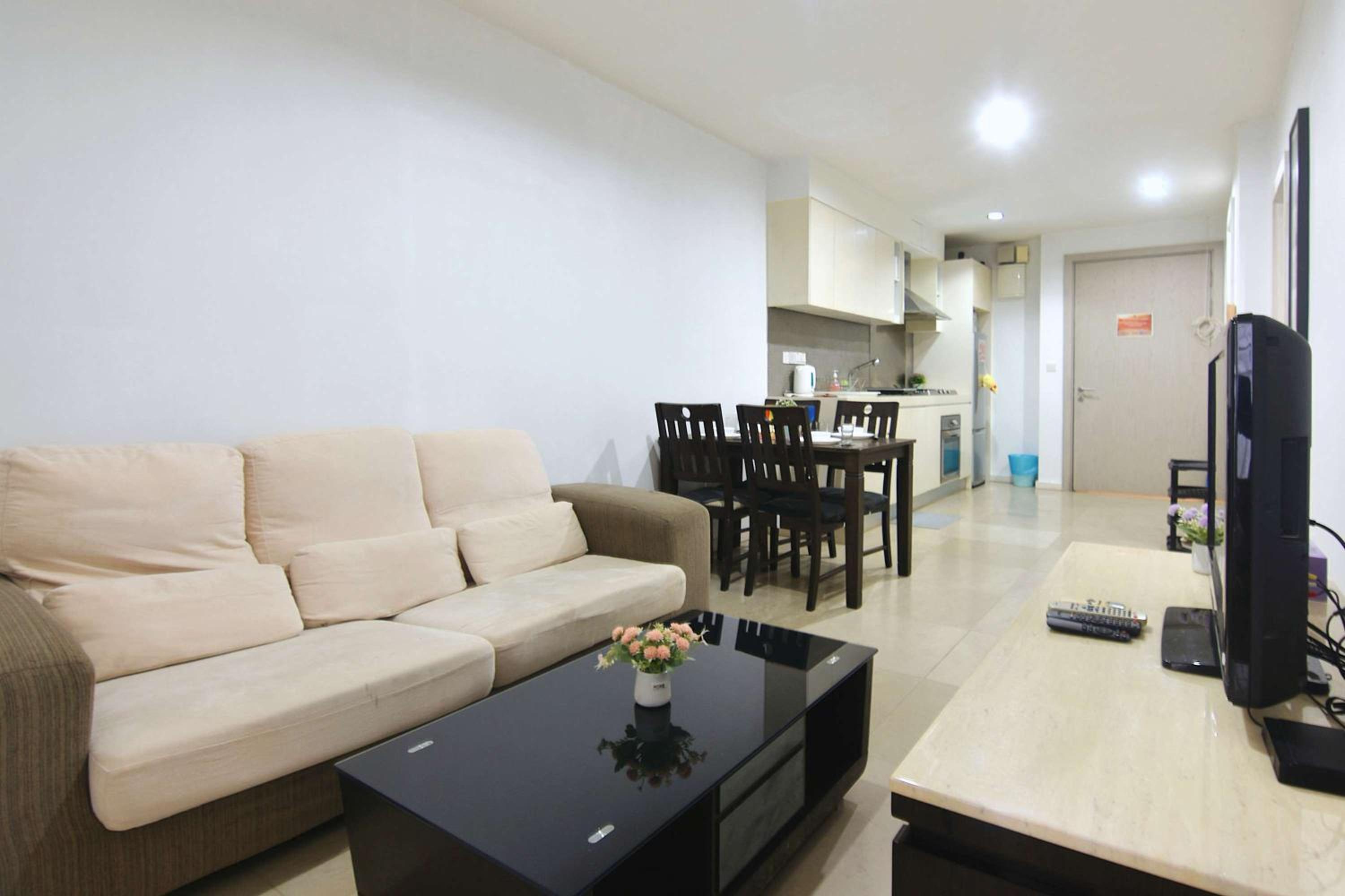 Modern 2BR Fairlane Retreat Steps from Lot 10