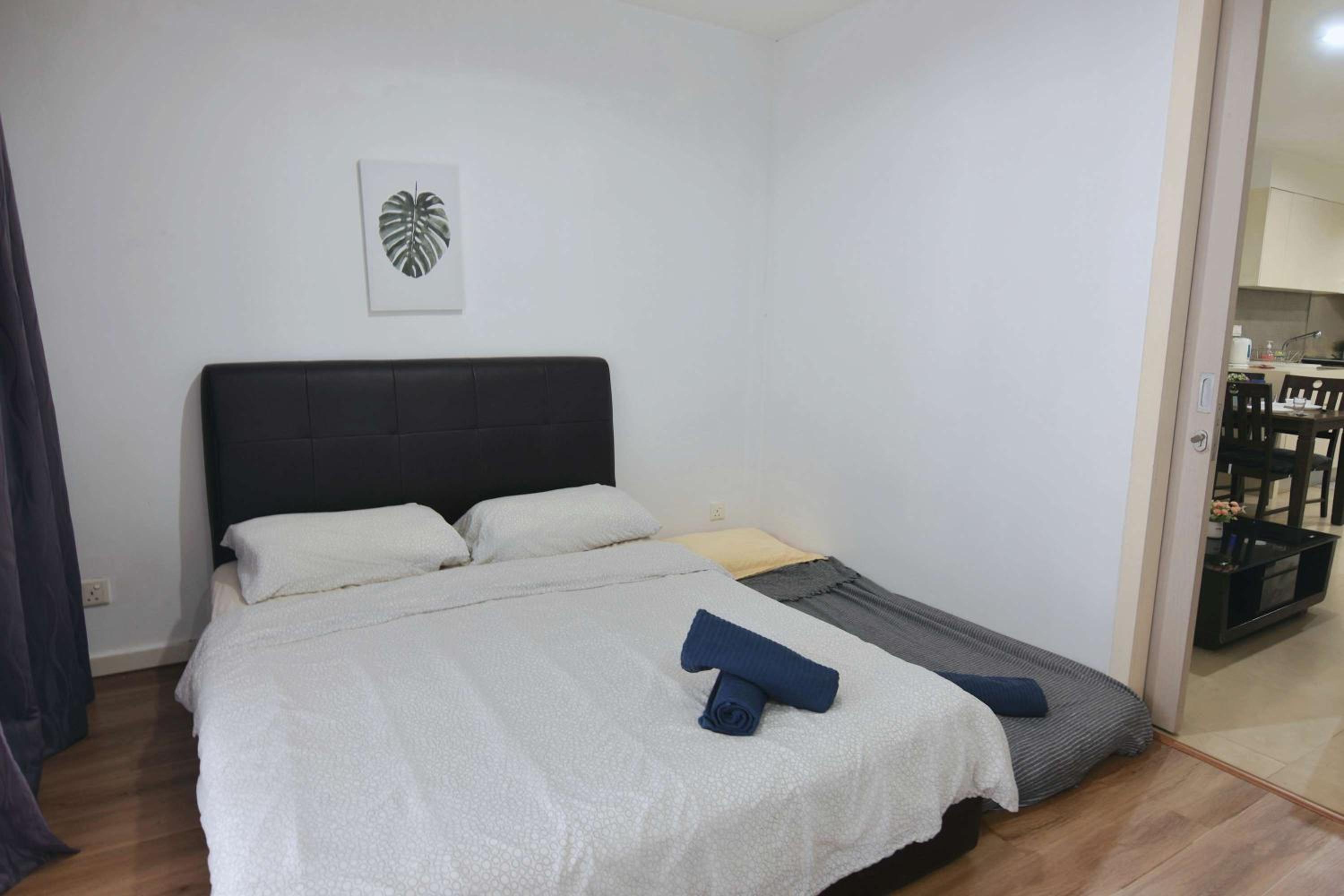 Modern 2BR Fairlane Retreat Steps from Lot 10