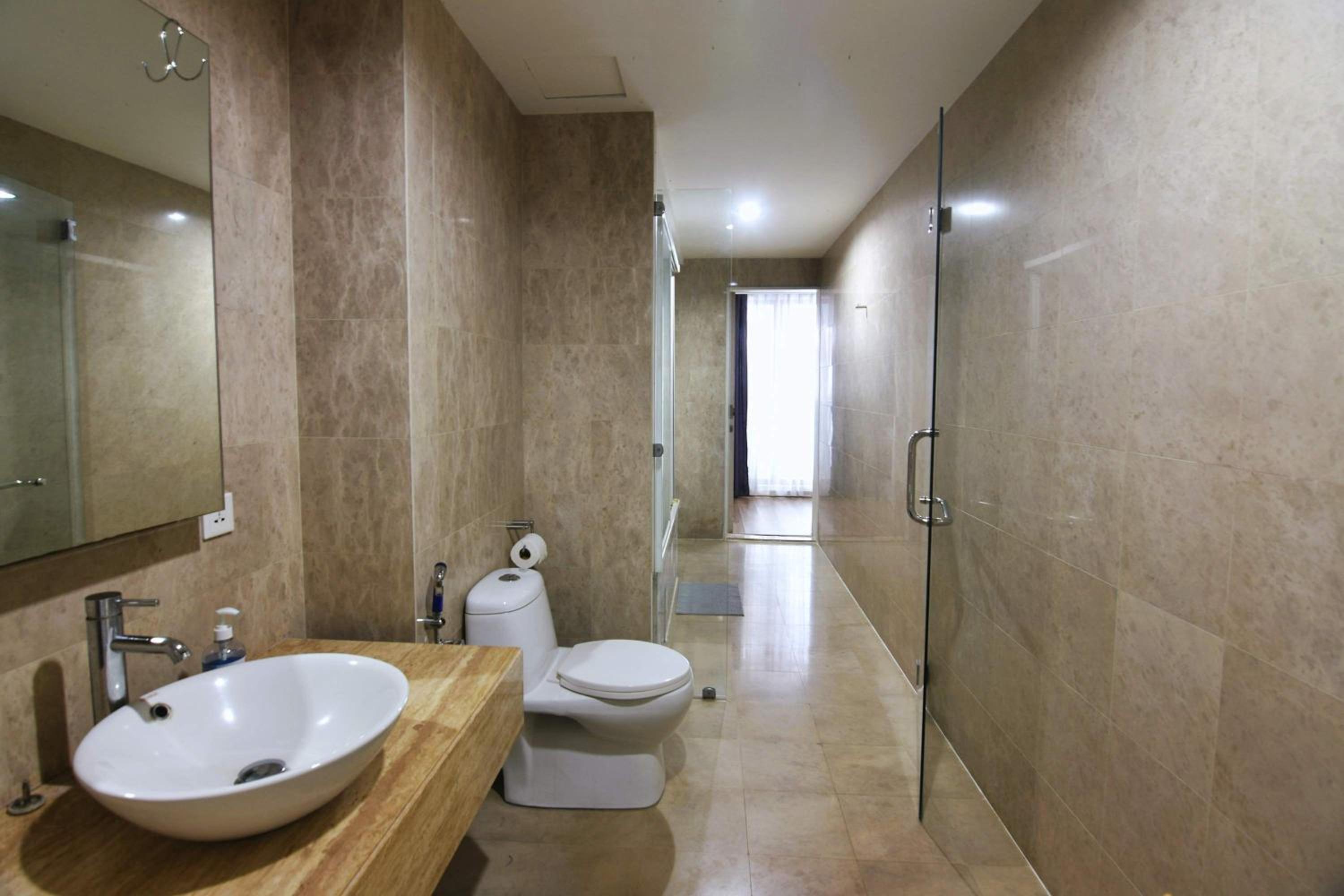 Modern 2BR Fairlane Retreat Steps from Lot 10