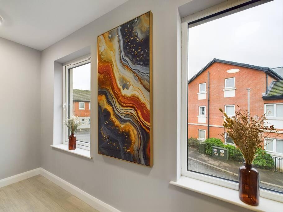 Sleek 2-Bedroom Stay in Belfast view 3