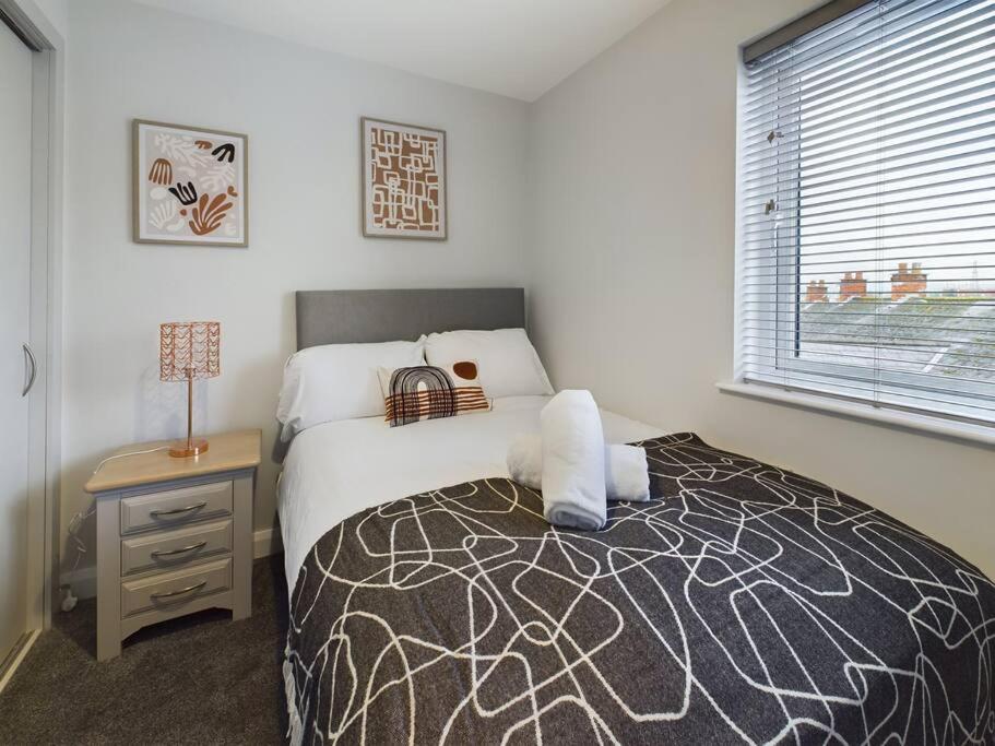 Sleek 2-Bedroom Stay in Belfast view 4
