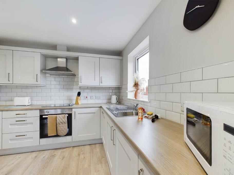 Sleek 2-Bedroom Stay in Belfast view 5