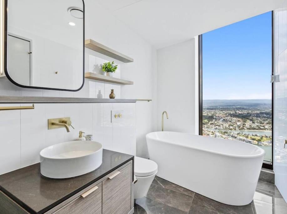 Surfers Beachside Luxury - Stunning Panoramic View