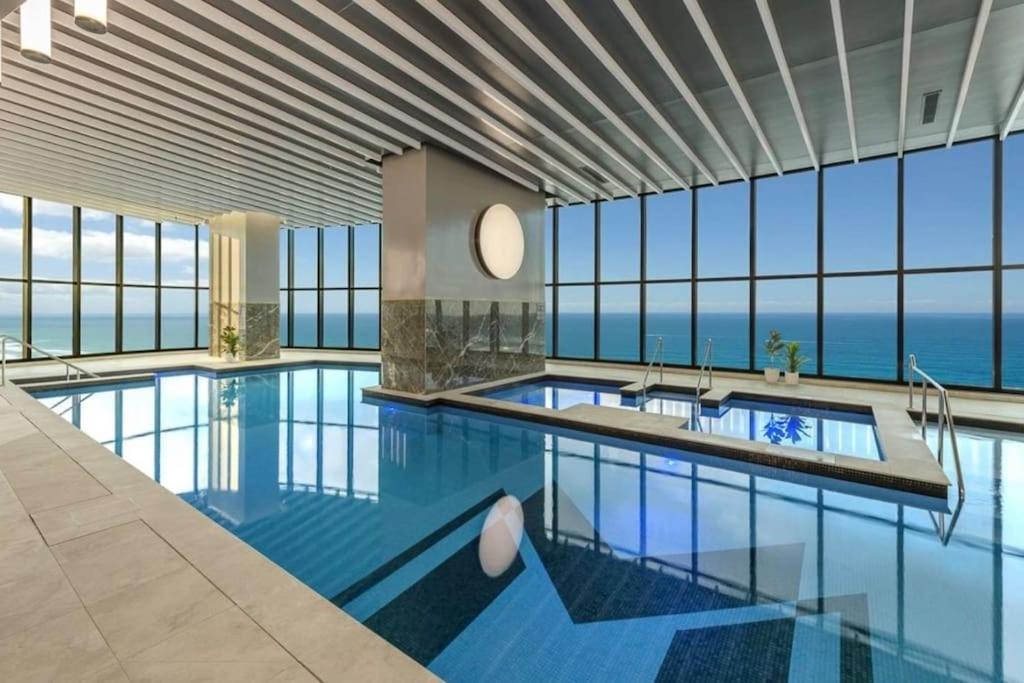 Surfers Beachside Luxury - Stunning Panoramic View