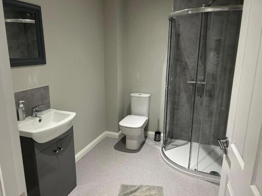 Modern 2 Bedroom Apartment near City Center - 2 view 4