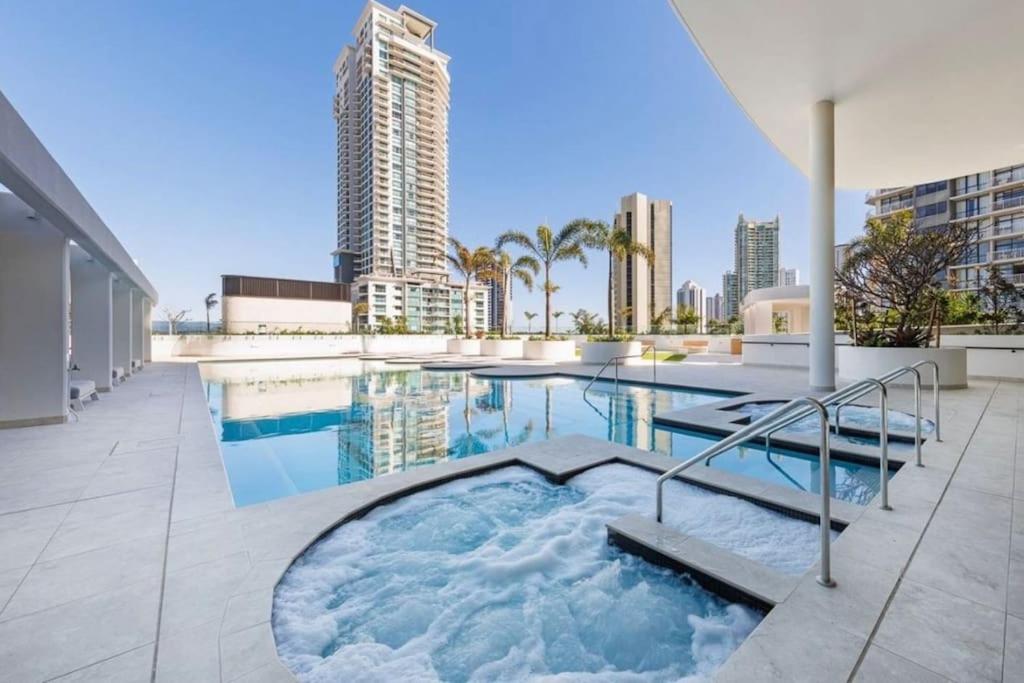 Surfers Beachside Luxury - Stunning Panoramic View