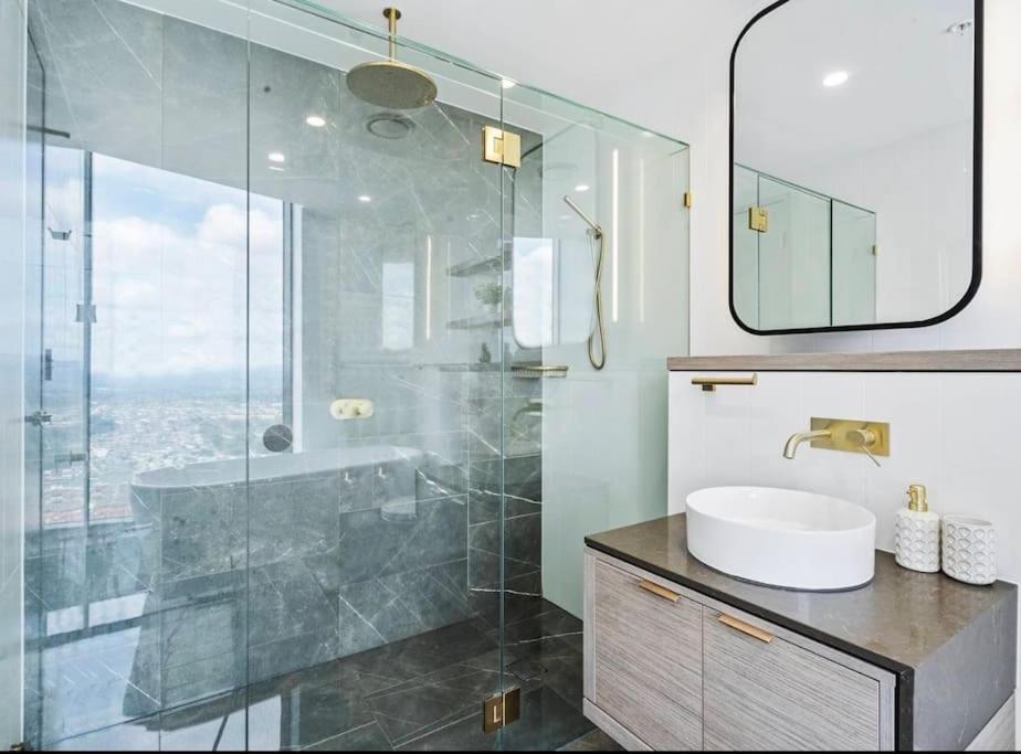 Surfers Beachside Luxury - Stunning Panoramic View