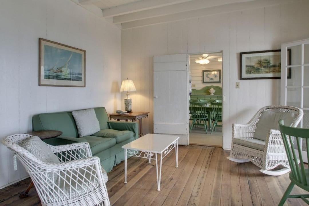 1111 Middle Street by AvantStay Charming Historic Cottage Featured in Dear John Movie Beach Access