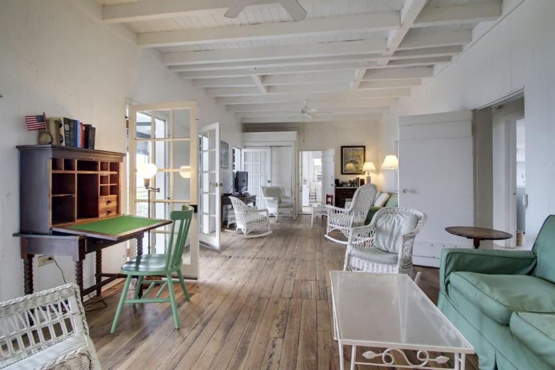 1111 Middle Street by AvantStay Charming Historic Cottage Featured in Dear John Movie Beach Access