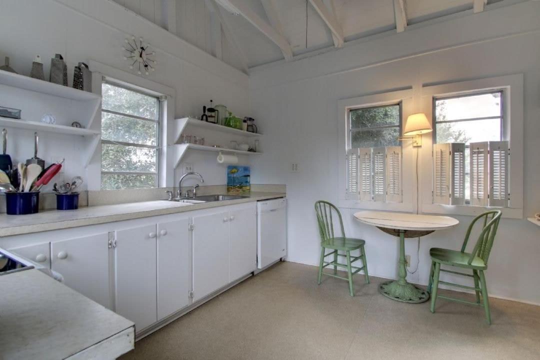1111 Middle Street by AvantStay Charming Historic Cottage Featured in Dear John Movie Beach Access