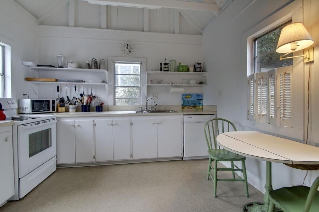 1111 Middle Street by AvantStay Charming Historic Cottage Featured in Dear John Movie Beach Access