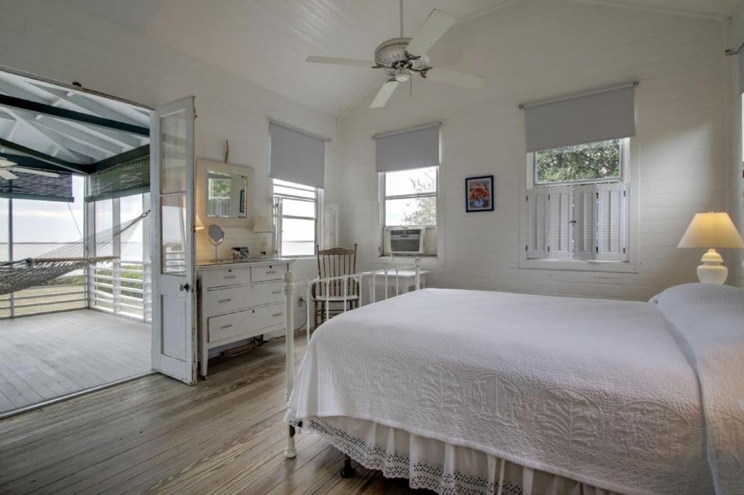 1111 Middle Street by AvantStay Charming Historic Cottage Featured in Dear John Movie Beach Access