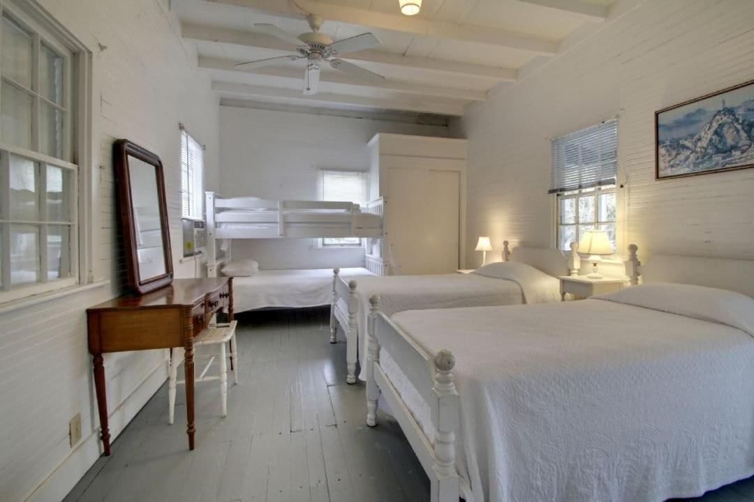 1111 Middle Street by AvantStay Charming Historic Cottage Featured in Dear John Movie Beach Access