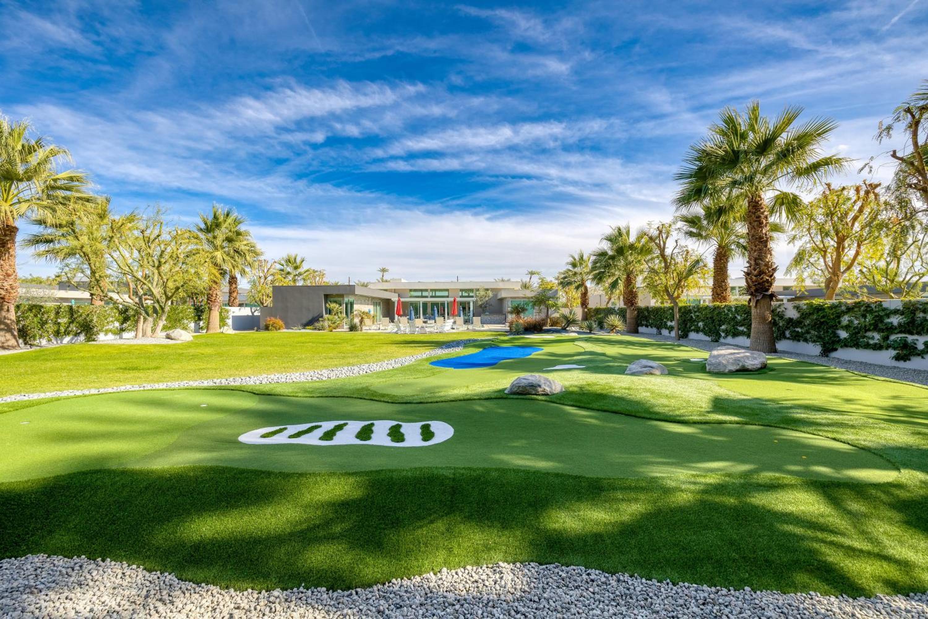 AvantStay Polo Villa Halo Pickleball Putting Green Sleeps 28