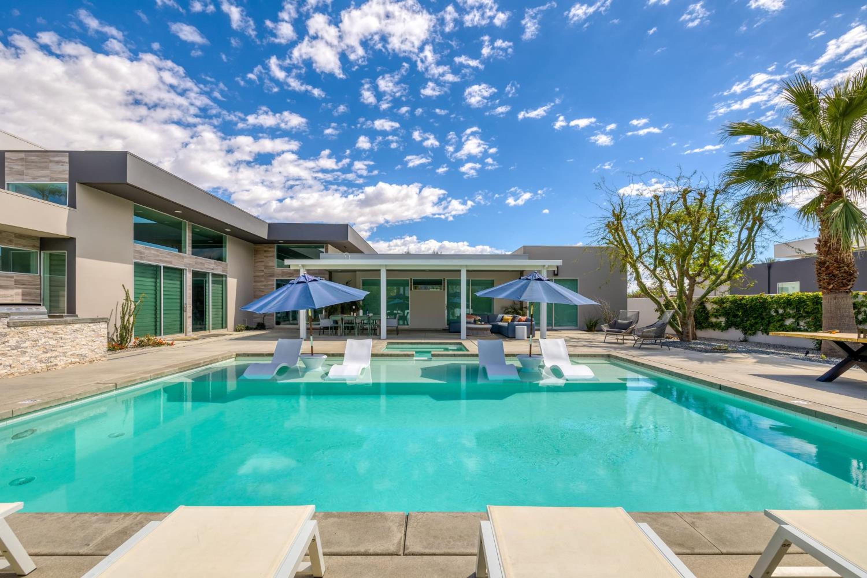 AvantStay Polo Villa Halo Pickleball Putting Green Sleeps 28