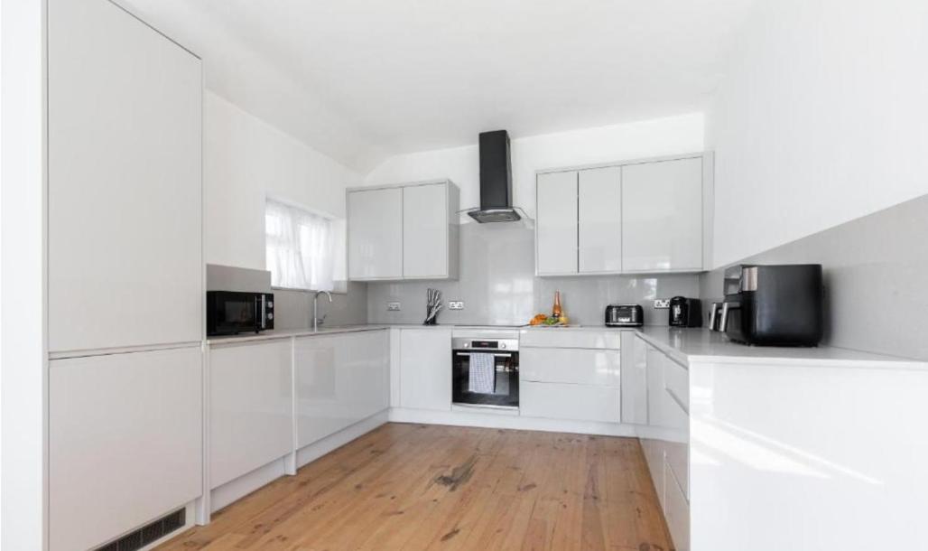 Stunning Spacious 4 Bed bungalow