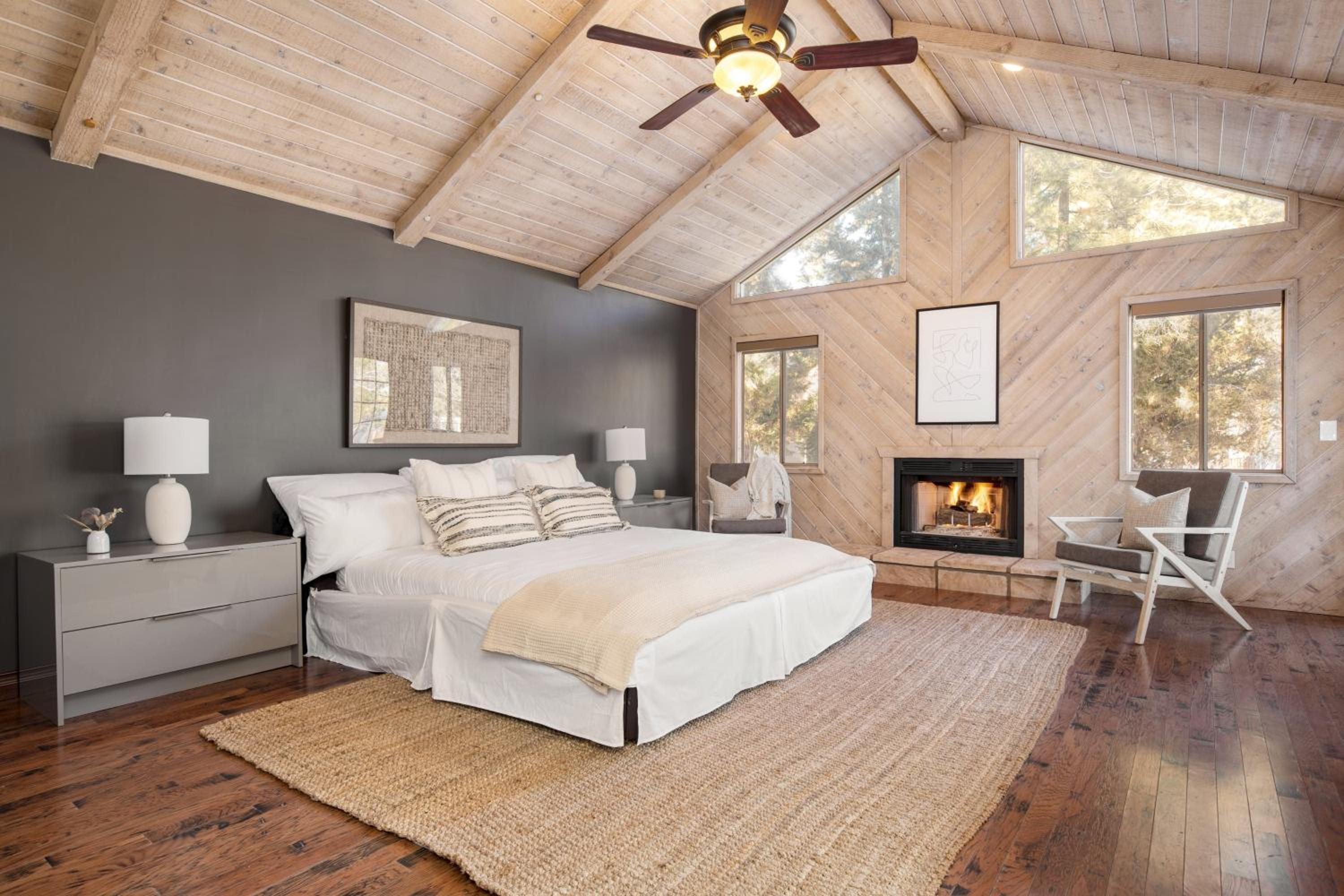 Lakeview Big Bear Cabin with Hot Tub Deck Fire Pit Game Room