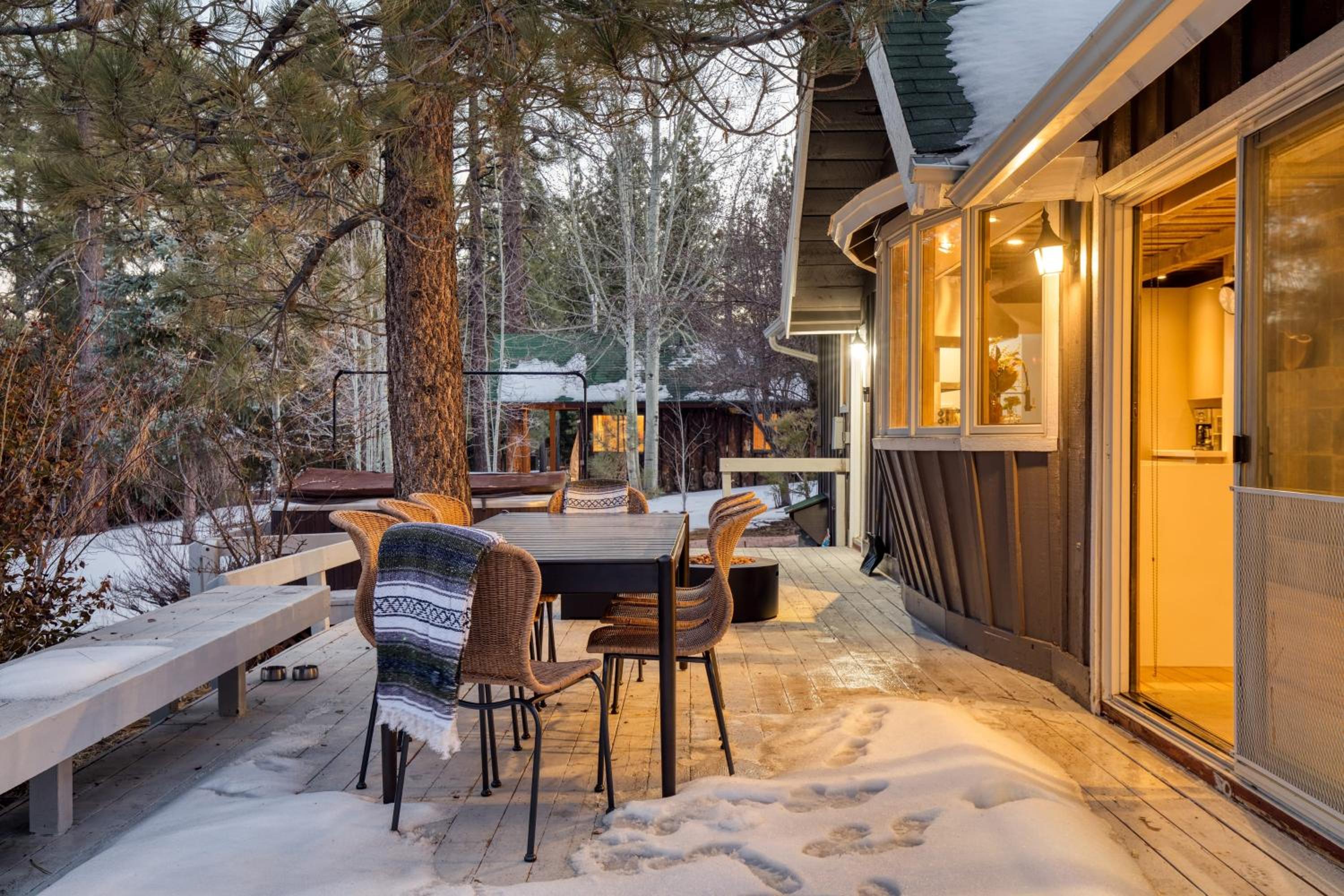 Lakeview Big Bear Cabin with Hot Tub Deck Fire Pit Game Room