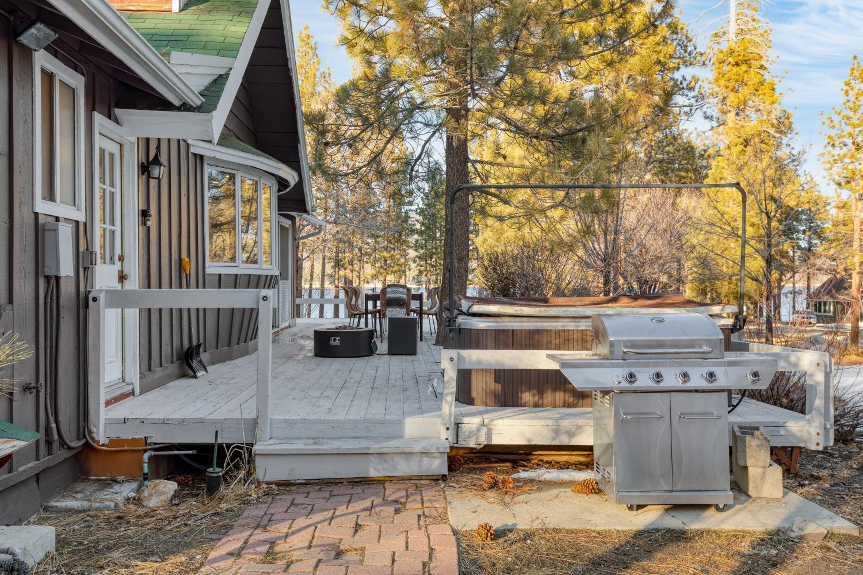 Lakeview Big Bear Cabin with Hot Tub Deck Fire Pit Game Room