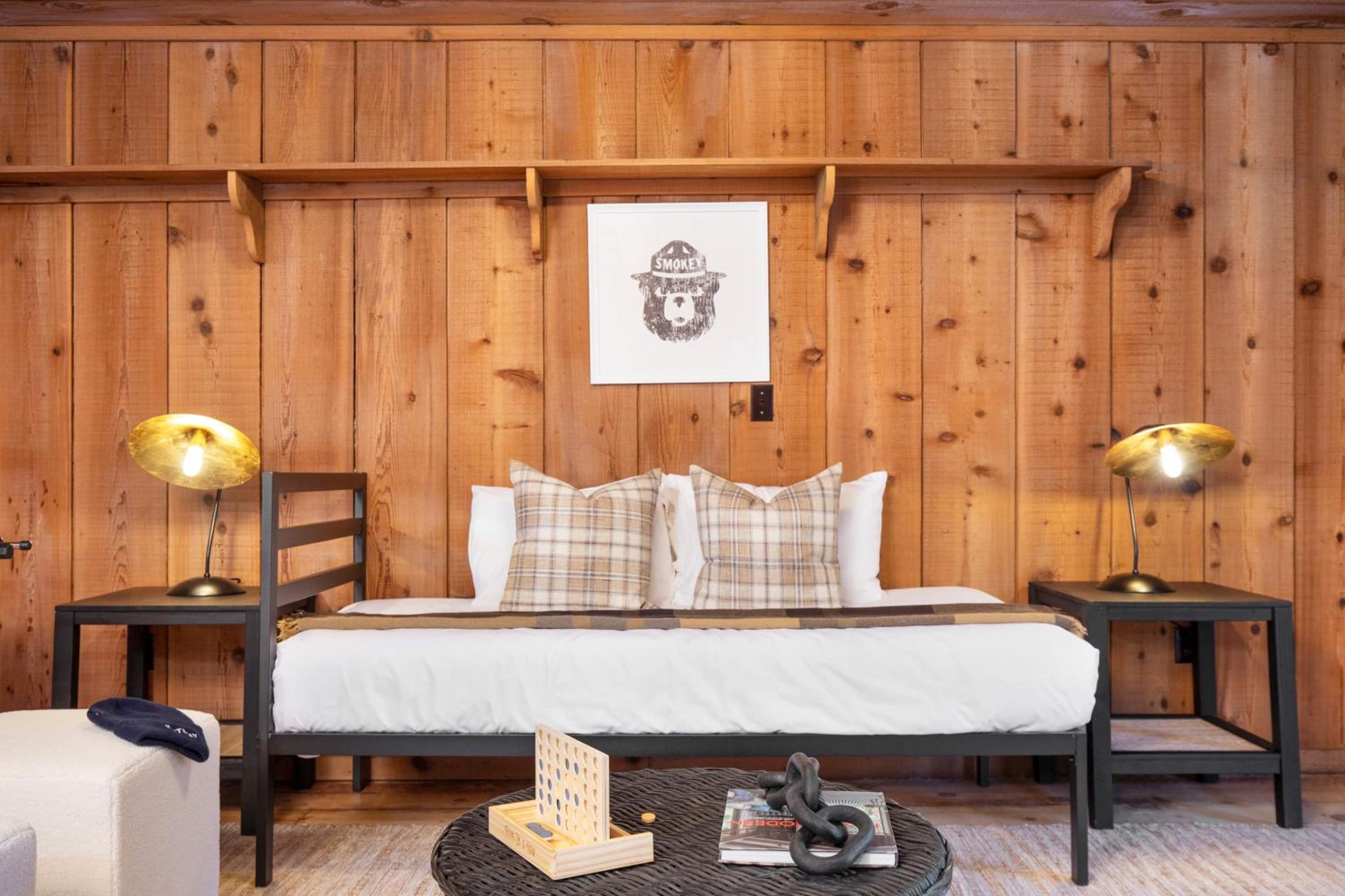 Lakeview Big Bear Cabin with Hot Tub Deck Fire Pit Game Room
