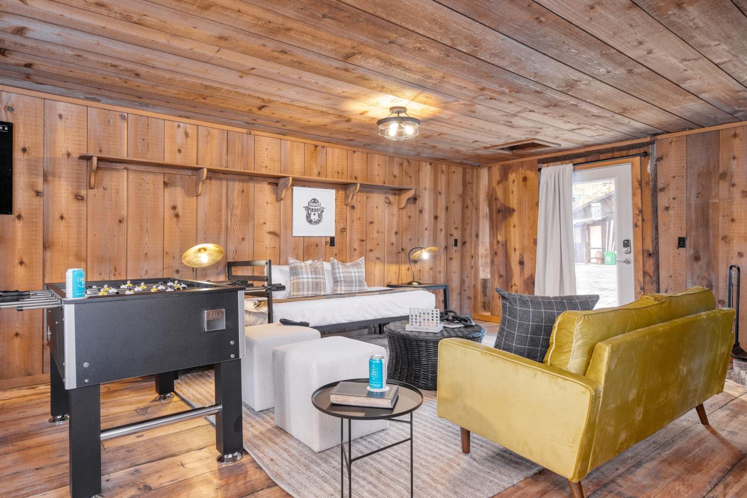 Lakeview Big Bear Cabin with Hot Tub Deck Fire Pit Game Room