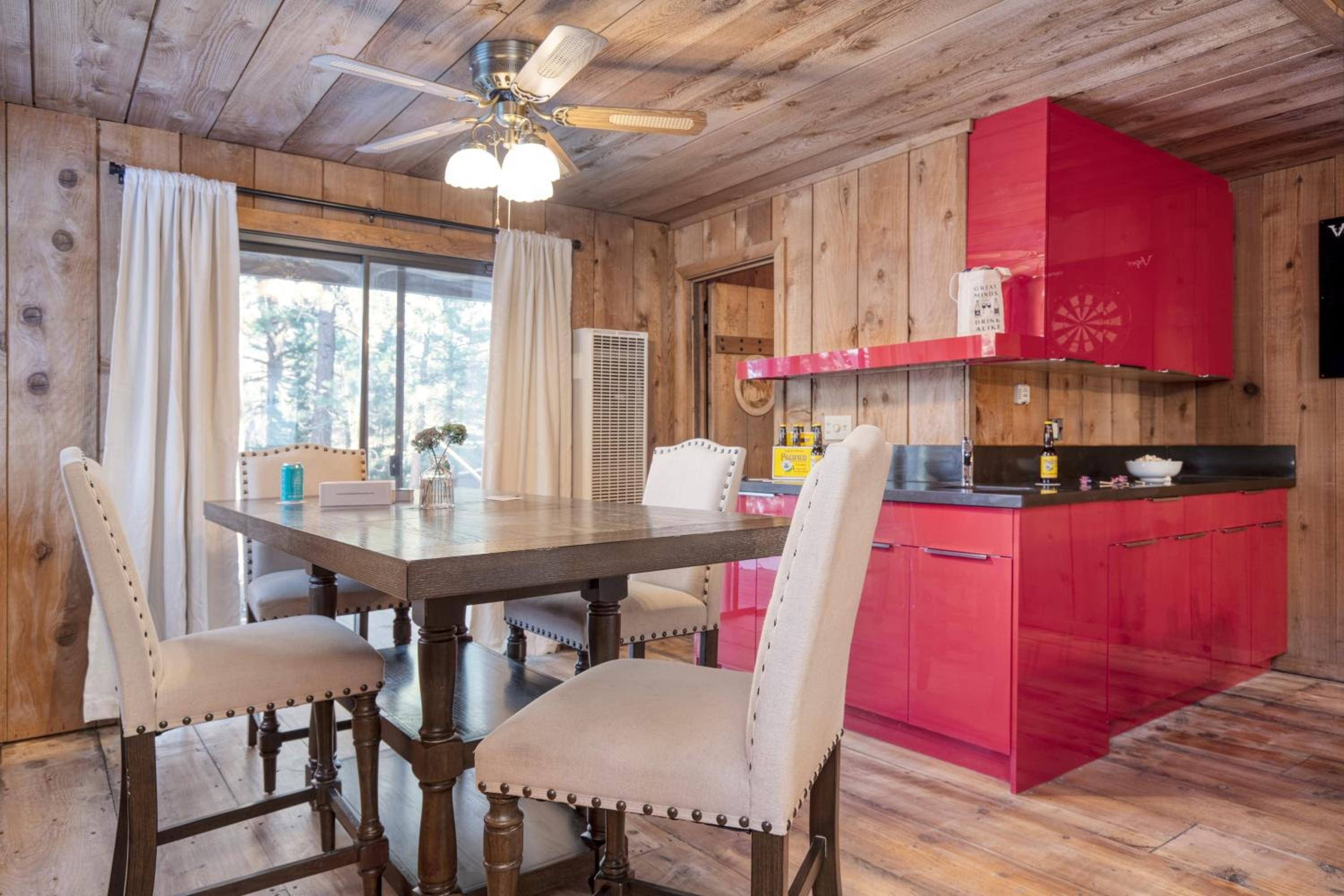 Lakeview Big Bear Cabin with Hot Tub Deck Fire Pit Game Room