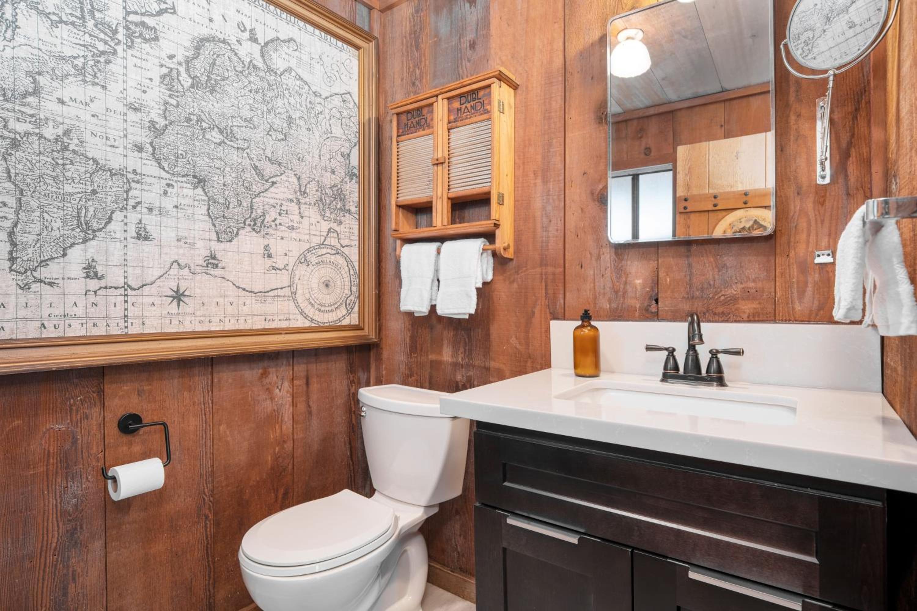 Lakeview Big Bear Cabin with Hot Tub Deck Fire Pit Game Room