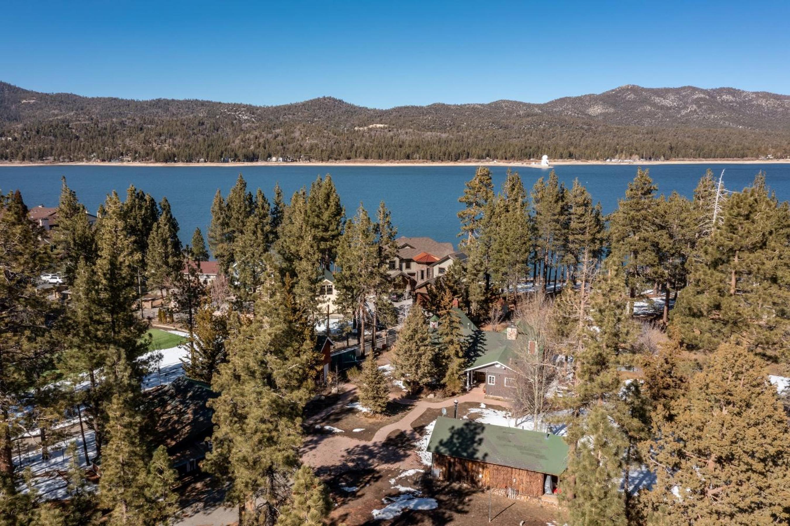 Lakeview Big Bear Cabin with Hot Tub Deck Fire Pit Game Room