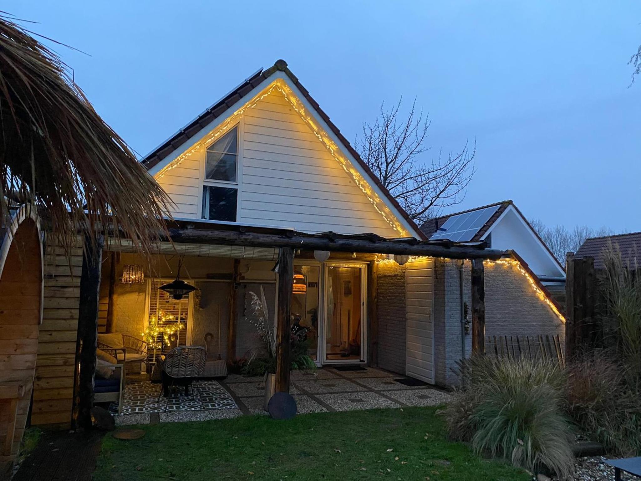 Hotel "ZeeLandZon" Holiday home by the lake with Jacuzzi and Sauna - Image 1