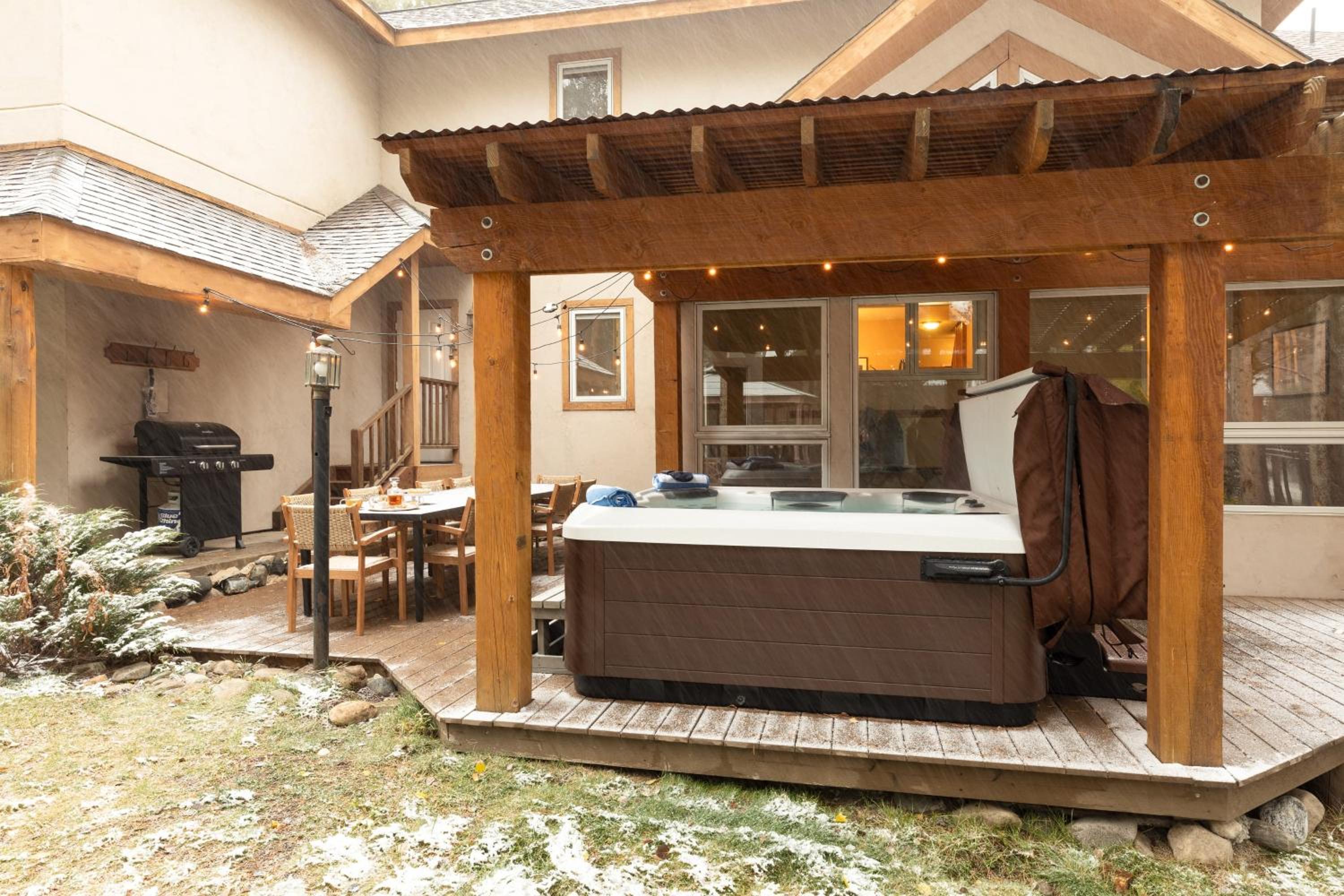 River Rock by AvantStay 8 Bedroom Ski Estate w Hot Tub Movie Theatre 10 Min Walk to Mtn