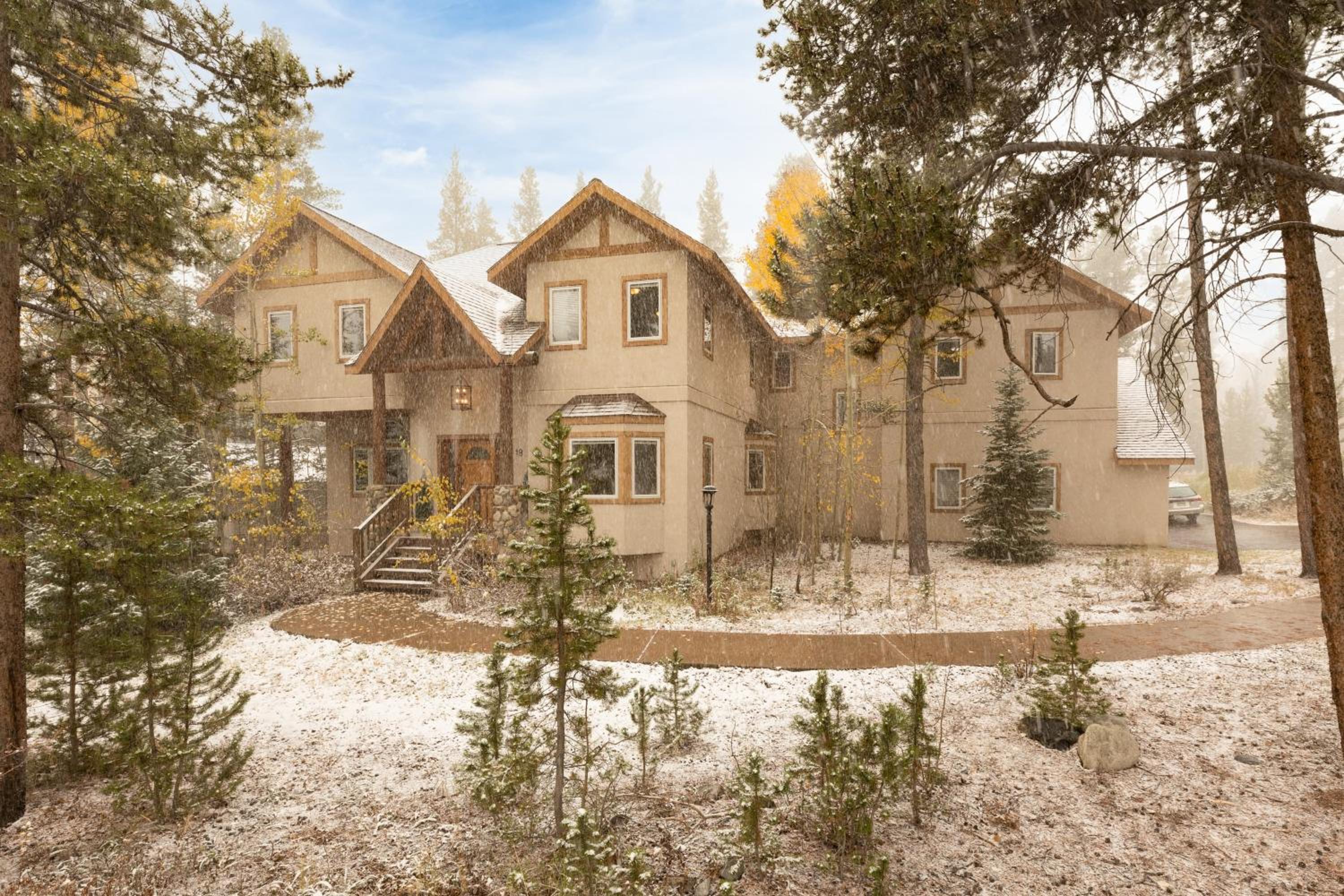 River Rock by AvantStay 8 Bedroom Ski Estate w Hot Tub Movie Theatre 10 Min Walk to Mtn