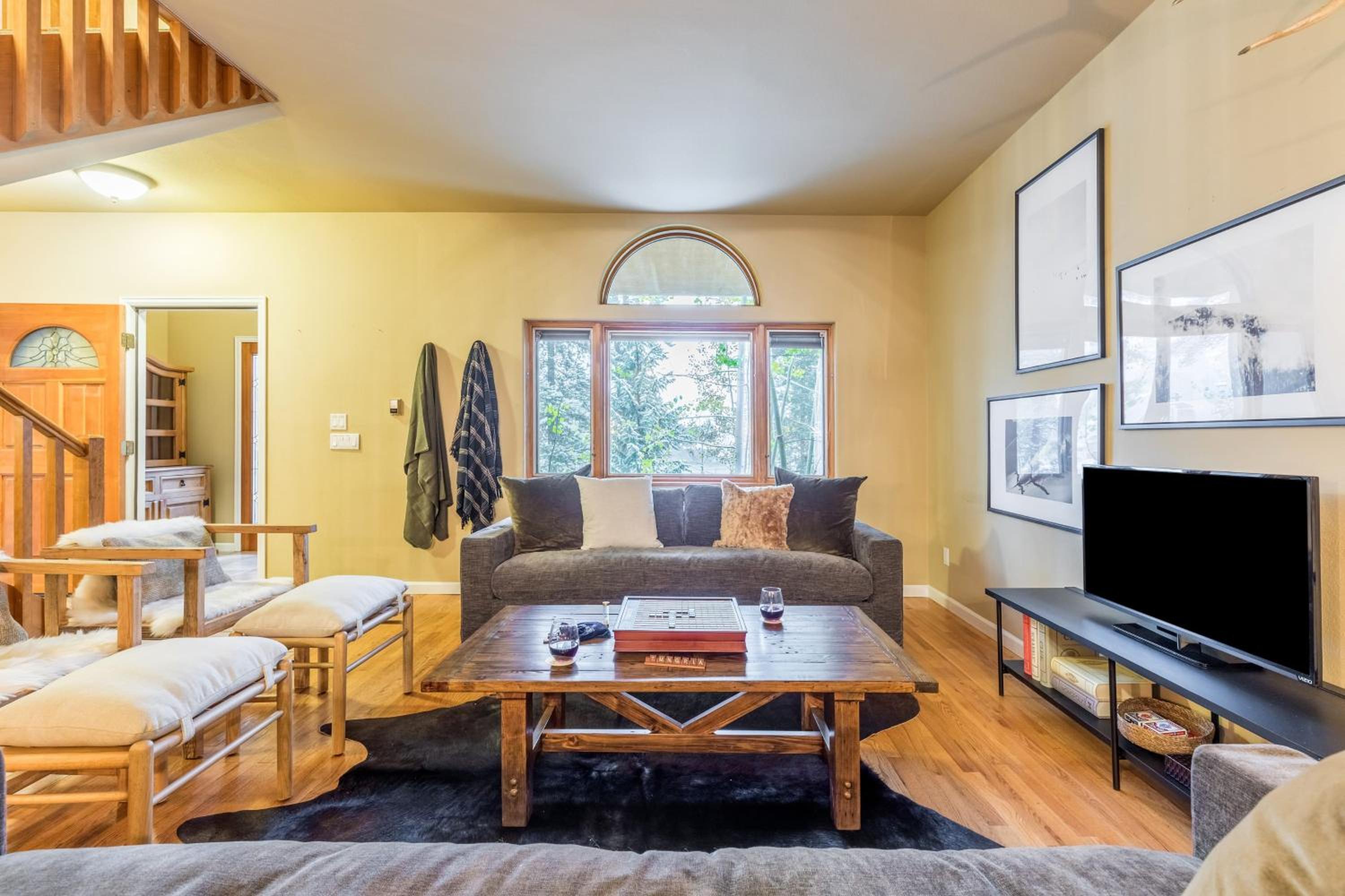 River Rock by AvantStay 8 Bedroom Ski Estate w Hot Tub Movie Theatre 10 Min Walk to Mtn