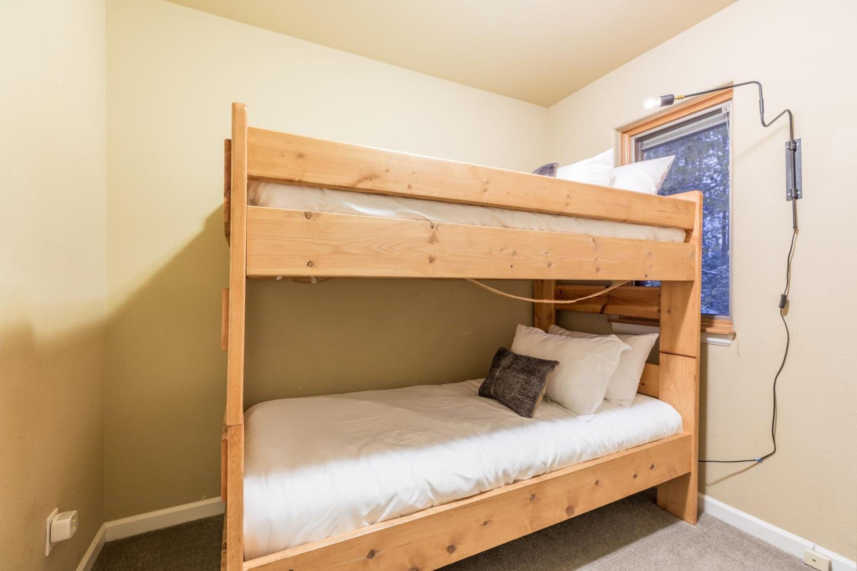 River Rock by AvantStay 8 Bedroom Ski Estate w Hot Tub Movie Theatre 10 Min Walk to Mtn