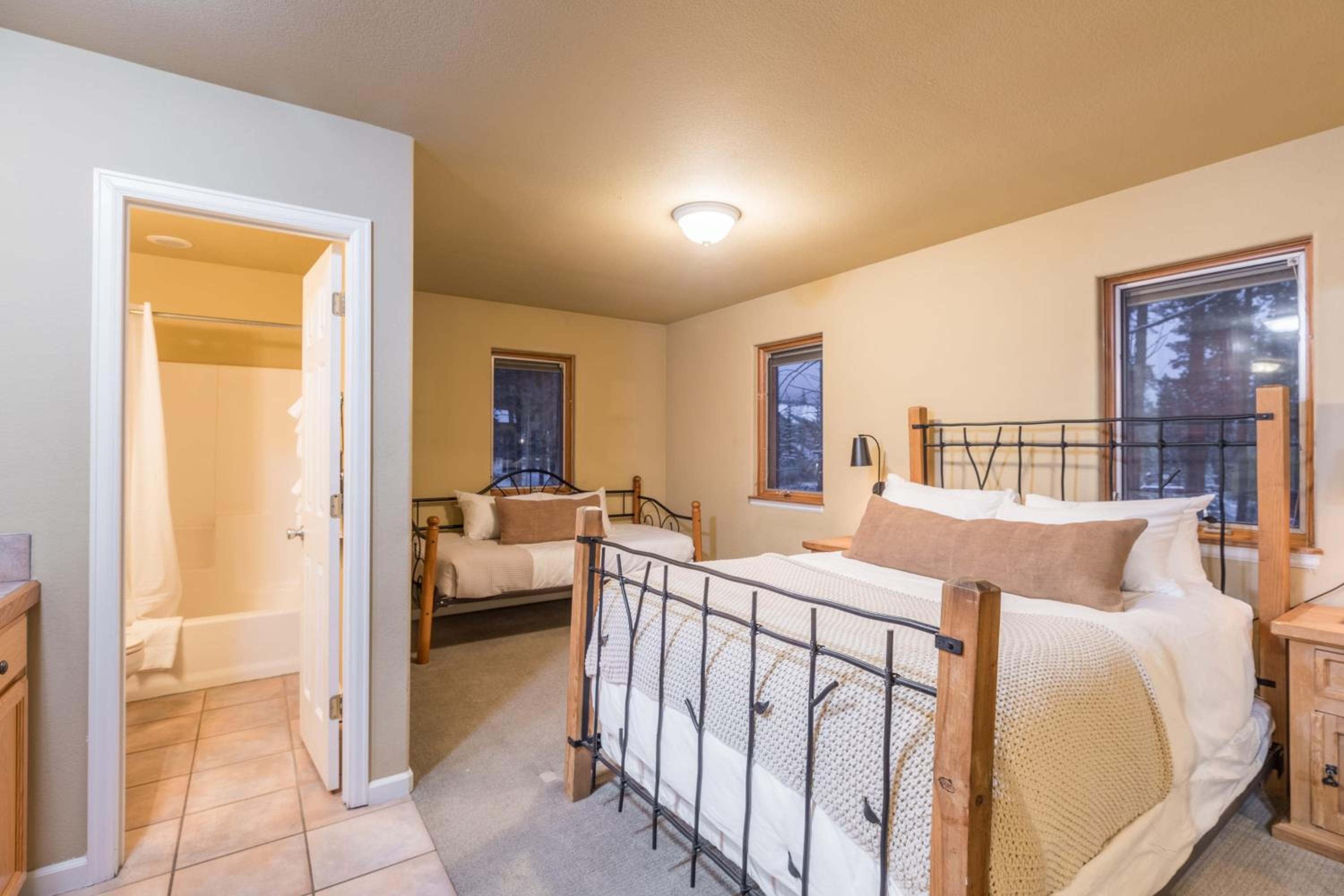 River Rock by AvantStay 8 Bedroom Ski Estate w Hot Tub Movie Theatre 10 Min Walk to Mtn