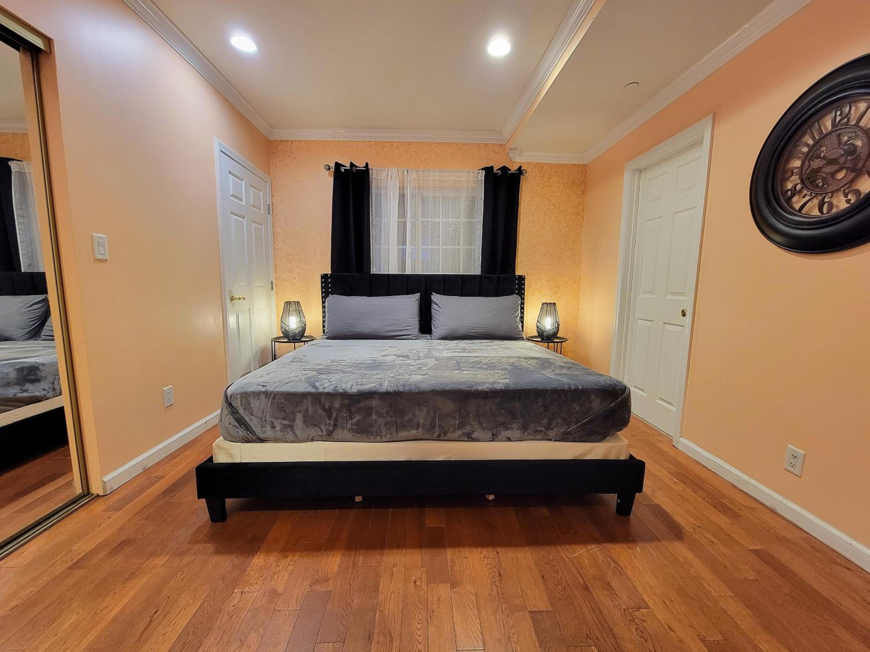 3 bedroom ground floor guest suite with patio area by MrC Hotel Great area
